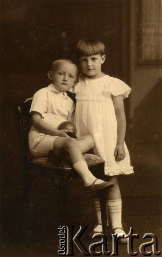 Przed 1939, brak miejsca.
Portret dzieci. 1. z prawej matka Ireny Czubatej.
Fot. NN, zbiory Archiwum Historii Mówionej Ośrodka KARTA i Domu Spotkań z Historią, udostępniła Irena Czubata w ramach projektu 