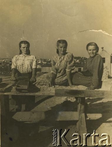 Brak daty, brak miejsca.
Portret trzech dziewczyn. Fotografia z rodzinnego archiwum Ireny Czubatej.
Fot. NN, zbiory Archiwum Historii Mówionej Ośrodka KARTA i Domu Spotkań z Historią, udostępniła Irena Czubata w ramach projektu 