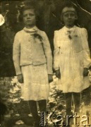 Przed 1939, brak miejsca.
Portret dwóch dziewczynek.
Fot. NN, zbiory Archiwum Historii Mówionej Ośrodka KARTA i Domu Spotkań z Historią, udostępniła Irena Orłowska w ramach projektu 