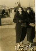 Przed 1939, brak miejsca.
Portret dwóch kobiet. Fotografia z rodzinnego archiwum Felicji Błaszkiewicz.
Fot. NN, zbiory Archiwum Historii Mówionej Ośrodka KARTA i Domu Spotkań z Historią, udostępniła Felicja Błaszkiewicz w ramach projektu 