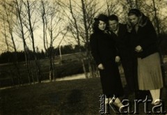 Przed 1939, brak miejsca.
Zdjęcia rodzinne podczas spaceru w parku.
Fot. NN, zbiory Archiwum Historii Mówionej Ośrodka KARTA i Domu Spotkań z Historią, udostępniła Felicja Błaszkiewicz w ramach projektu 