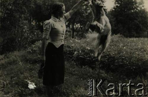 Przed 1939, brak miejsca.
Kobieta podczas zabawy z psem.
Fot. NN, zbiory Archiwum Historii Mówionej Ośrodka KARTA i Domu Spotkań z Historią, udostępniła Felicja Błaszkiewicz w ramach projektu 