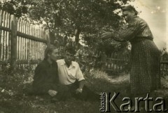 Brak daty, brak miejsca.
Grupa osób. Fotografia z archiwum rodzinnego Teresy Muchiny.
Fot. NN, zbiory Archiwum Historii Mówionej Ośrodka KARTA i Domu Spotkań z Historią, udostępniła Teresa Muchina w ramach projektu 