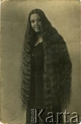 Brak daty, brak miejsca.
Portret kobiety z długimi włosami.
Fot. NN, zbiory Archiwum Historii Mówionej Ośrodka KARTA i Domu Spotkań z Historią, udostępniła Teresa Muchina w ramach projektu 