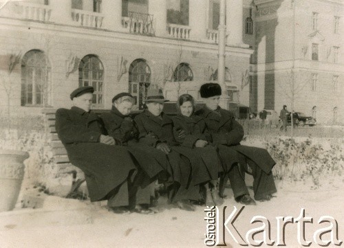 Lata 50./60/, ZSRR.
Teresa Muchina (2. z lewej) ze znajomymi na ławce.
Fot. NN, zbiory Archiwum Historii Mówionej Ośrodka KARTA i Domu Spotkań z Historią, udostępniła Teresa Muchina w ramach projektu 