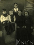 Przed 1939, brak miejsca.
Portret rodzinny. Fotografa z archiwum prywatnego Ireny Kosteckiej.
Fot. NN, zbiory Archiwum Historii Mówionej Ośrodka KARTA i Domu Spotkań z Historią, udostępniła Irena Kostecka w ramach projektu 