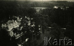 Przed 1939, Spała, woj. warszawskie, Polska.
Widok z góry na letnią rezydencję Prezydenta RP w Spale.
Fot. NN, zbiory Archiwum Historii Mówionej Ośrodka KARTA i Domu Spotkań z Historią, udostępnił Jerzy Maracz w ramach projektu 