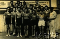Lata 50./60., Łuck, Ukraińska SRR, ZSRR.
Grupa sportowców.
Fot. NN, zbiory Archiwum Historii Mówionej Ośrodka KARTA i Domu Spotkań z Historią, udostępnił Jerzy Maracz w ramach projektu 