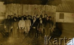 Przed 1939, brak miejsca.
Zdjęcie klasowe przed szkołą. Fotografia z rodzinego archiwum Zofii Hrycajenko.
Fot. NN, zbiory Archiwum Historii Mówionej Ośrodka KARTA i Domu Spotkań z Historią, udostępniła Zofia Hrycajenko w ramach projektu 