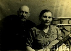Po 1945, brak miejsca.
Portret kobiety i mężczyzny na łóżku.
Fot. NN, zbiory Archiwum Historii Mówionej Ośrodka KARTA i Domu Spotkań z Historią, udostępniła Julia Tołkaczowa w ramach projektu 