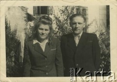 Brak daty, brak miejsca.
Portret kobiety i mężczyzny pochodzacy ze zbiorów Stanisławy Dąbrowskiej.
Fot. NN, zbiory Archiwum Historii Mówionej Ośrodka KARTA i Domu Spotkań z Historią, udostępniła Stanisława Dąbrowska w ramach projektu 