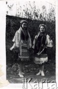 Lata 40., brak miejsca.
Stanisława Dąbrowska (z prawej) w stroju ludowym.
Fot. NN, zbiory Archiwum Historii Mówionej Ośrodka KARTA i Domu Spotkań z Historią, udostępniła Stanisława Dąbrowska w ramach projektu 