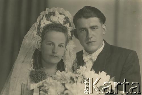 1955, Ukraińska SRR, ZSRR.
Portret ślubny Stanisławy i Jerzego Dąbrowskich.
Fot. NN, zbiory Archiwum Historii Mówionej Ośrodka KARTA i Domu Spotkań z Historią, udostępniła Stanisława Dąbrowska w ramach projektu 