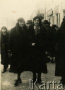 1932, Tarnopol, Polska.
Stefania Dereń, teściowa Haliny Terleckiej-Dereń, na spacerze z koleżankami na ulicy Mickiewicza.
Fot. NN, zbiory Archiwum Historii Mówionej Ośrodka KARTA i Domu Spotkań z Historią, udostępniła Halina Terlecka-Dereń w ramach projektu 