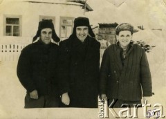 1955, Syberia, Związek Socjalistycznych Republik Radzieckich.
Wujowie Stanisławy Dmytriw przed domem. 
Fot. NN, zbiory Archiwum Historii Mówionej Ośrodka KARTA i Domu Spotkań z Historią, udostępniła Stanisława Dmytriw w ramach projektu 