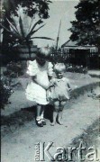Przed 1939, Republika Litewska.
Dwoje dzieci w ogrodzie.
Fot. NN, zbiory Archiwum Historii Mówionej Ośrodka KARTA i Domu Spotkań z Historią, udostępniła Izabela Mickiewicz w ramach projektu 