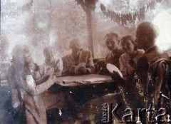 Przed 1939, brak miejsca.
Grupa osób podczas gry w karty.
Fot. NN, zbiory Archiwum Historii Mówionej Ośrodka KARTA i Domu Spotkań z Historią, udostępniła Izabela Mickiewicz w ramach projektu 