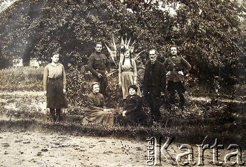 Przed 1939, Podberupie, gm. Żejmy, Republika Litewska.
Rodzina Pankiewiczów w plenerze. Od lewej: Helena Pankiewicz, matka Izabeli Mickiewicz, Alina Pankiewicz, dziadkowie - Bronisława i Mieczysław Pankiewiczowie.
Fot. NN, zbiory Archiwum Historii Mówionej Ośrodka KARTA i Domu Spotkań z Historią, udostępniła Izabela Mickiewicz w ramach projektu 