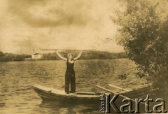 Przed 1939, brak miejsca.
Wioślarka. Kobieta na łodzi 