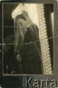 Przed 1914, Wilno, zabór rosyjski.
Kobieta w trumnie. Fotografia z archiwum rodzinnego Ireny Jasiulite.
Fot. NN, zbiory Archiwum Historii Mówionej Ośrodka KARTA i Domu Spotkań z Historią, udostępniła Irena Weronika Jasiulite w ramach projektu 