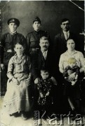 Przed 1939, brak miejsca.
Portret rodzinny. Z tyłu dwóch mężczyzn w mundurach armii rumuńskiej z czasów I wojny światowej.
Fot. NN, zbiory Archiwum Historii Mówionej Ośrodka KARTA i Domu Spotkań z Historią, udostępniła Erika Simaka w ramach projektu 