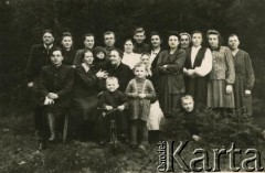 1951, Wialik (okolice Iwieńca), Białoruska SRR, ZSRR.
Portret grupy osób. Stoją: 1. z lewej Jan Kot, 2. z lewej Wanda Kot.
Fot. NN, zbiory Archiwum Historii Mówionej Ośrodka KARTA i Domu Spotkań z Historią, udostępniła Krystyna Wanda Kot w ramach projektu 