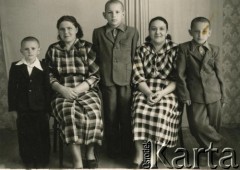Lata 60., Iwieniec, Białoruska SRR, ZSRR.
Grupa osób. 2. z lewej Wanda Kot.
Fot. NN, zbiory Archiwum Historii Mówionej Ośrodka KARTA i Domu Spotkań z Historią, udostępniła Krystyna Wanda Kot w ramach projektu 