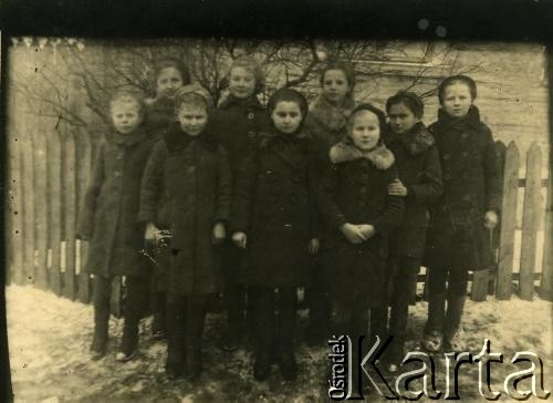 Przed 1939, brak miejsca.
Dzieci przy płocie.
Fot. NN, zbiory Archiwum Historii Mówionej Ośrodka KARTA i Domu Spotkań z Historią, udostępniła Janina Leszczyńska w ramach projektu 