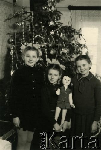 Przed 1939, brak miejsca.
Portret dziewczynek podczas świąt Bożego Narodzenia.
Fot. NN, zbiory Archiwum Historii Mówionej Ośrodka KARTA i Domu Spotkań z Historią, udostępniła Janina Leszczyńska w ramach projektu 