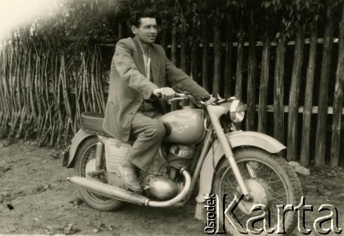Przed 1939, brak miejsca.
Mężczyzna na motocyklu.
Fot. NN, zbiory Archiwum Historii Mówionej Ośrodka KARTA i Domu Spotkań z Historią, udostępniła Janina Leszczyńska w ramach projektu 