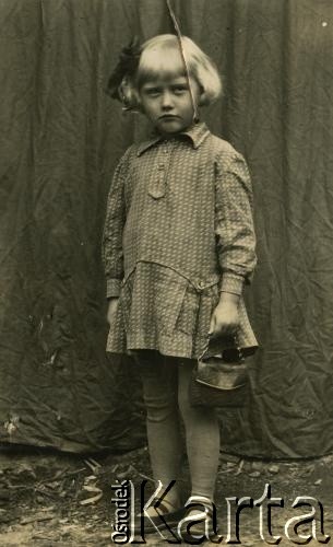 Przed 1939, brak miejsca.
Portret dziewczynki.
Fot. NN, zbiory Archiwum Historii Mówionej Ośrodka KARTA i Domu Spotkań z Historią, udostępniła Janina Leszczyńska w ramach projektu 