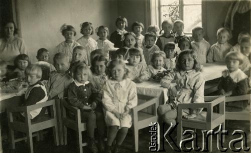 Przed 1939, brak miejsca.
Grupa dzieci przy stole.
Fot. NN, zbiory Archiwum Historii Mówionej Ośrodka KARTA i Domu Spotkań z Historią, udostępniła Janina Leszczyńska w ramach projektu 