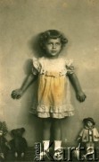 Przed 1939, brak miejsca.
Portret dziewczynki z zabawkami.
Fot. NN, zbiory Archiwum Historii Mówionej Ośrodka KARTA i Domu Spotkań z Historią, udostępniła Janina Leszczyńska w ramach projektu 