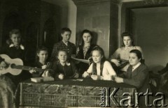 Przed 1939, brak miejsca.
Młodzież podczas gry w karty i gry na instrumentach.
Fot. NN, zbiory Archiwum Historii Mówionej Ośrodka KARTA i Domu Spotkań z Historią, udostępniła Janina Leszczyńska w ramach projektu 