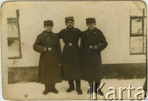 1951, Bendery, Mołdawska SRR, ZSRR.
Stanisław Kawałek (1. z lewej) w wojsku. W środku Jursa, 1 z prawej Władysław Żak.
Fot. NN, zbiory Archiwum Historii Mówionej Ośrodka KARTA i Domu Spotkań z Historią, udostępnił Stanisław Kawałek w ramach projektu 