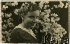Druga połowa lat 30., brak miejsca.
Portret kobiety wśród kwiatów, prawdopodobnie Zofia Hurko.
Fot. NN, zbiory Archiwum Historii Mówionej Ośrodka KARTA i Domu Spotkań z Historią, udostępniła Zofia Hurko w ramach projektu 