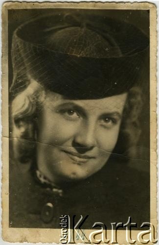 1944, brak miejsca.
Portret kobiety, prawdopodobnie Zofii Hurko.
Fot. NN, zbiory Archiwum Historii Mówionej Ośrodka KARTA i Domu Spotkań z Historią, udostępniła Zofia Hurko w ramach projektu 