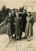 Przed 1939, brak miejsca.
Zdjęcie grupowe pod domem. Fotografia z rodzinnego archiwum Zofii Hurko.
Fot. NN, zbiory Archiwum Historii Mówionej Ośrodka KARTA i Domu Spotkań z Historią, udostępniła Zofia Hurko w ramach projektu 