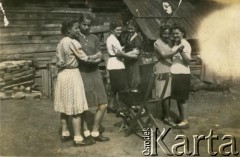 Brak daty, brak miejsca.
Kobiety tańczące na podwórku przy gramofonie.
Fot. NN, zbiory Archiwum Historii Mówionej Ośrodka KARTA i Domu Spotkań z Historią, udostępniła Zofia Hurko w ramach projektu 
