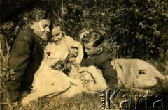 Przed 1939, brak miejsca.
Młodzież na trawie. Fotografia z rodzinnego archiwum Zofii Hurko.
Fot. NN, zbiory Archiwum Historii Mówionej Ośrodka KARTA i Domu Spotkań z Historią, udostępniła Zofia Hurko w ramach projektu 