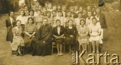 Przed 1939, brak miejsca.
Zdjęcie grupowe z księdzem. Fotografia z rodzinnego archiwum Zofii Hurko.
Fot. NN, zbiory Archiwum Historii Mówionej Ośrodka KARTA i Domu Spotkań z Historią, udostępniła Zofia Hurko w ramach projektu 