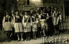 Przed 1939, brak miejsca.
Dziewczęta w strojach ludowych. Fotografia z rodzinnego archiwum Zofii Hurko.
Fot. NN, zbiory Archiwum Historii Mówionej Ośrodka KARTA i Domu Spotkań z Historią, udostępniła Zofia Hurko w ramach projektu 