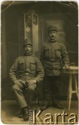 Pocz. XX w., brak miejsca.
Portret dwóch żołnierzy w mundurach armii austro-węgierskiej.
Fot. NN, zbiory Archiwum Historii Mówionej Ośrodka KARTA i Domu Spotkań z Historią, udostępniła Genowefa Kuleba-Krawczuk w ramach projektu 