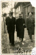 Lata 30., Słonim, woj. nowogródzkie, Polska.
Ludwik Harkawy (po lewej) i Konstancja Harkawy z domu Nadziejewska (po prawej), rodzice Stefanii Charczenko wraz z Marią Nadziejewską (pośrodku) na ul. Poniatowskiego (ob. Puszkina).
Fot. NN, zbiory Archiwum Historii Mówionej Ośrodka KARTA i Domu Spotkań z Historią, udostępniła Stefania Charczenko w ramach projektu 