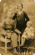 15.01.1934, Słonim, woj. nowogródzkie, Polska.
Irena Korgól z rodzicami - Joachimem i Lubą Korgól. Na odwrociu napis: 