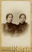 Ok. 1900, Słonim, zabór rosyjski.
Portret sióstr - Heleny (z lewej) i Zofii Danik. Fotografia wykonana w atelier fotograficznym 