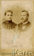 Ok. 1900, Słonim, zabór rosyjski.
Portret małżeństwa Siedleckich. Fotografia wykonana w atelier fotograficznym 
