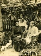 Przed 1939, brak miejsca.
Kobiety w ogrodzie - Hulda Danik, Maria Siedlecka i Zofia Danik.
Fot. NN, zbiory Archiwum Historii Mówionej Ośrodka KARTA i Domu Spotkań z Historią udostępniła Helena Pietrakowa w ramach projektu 