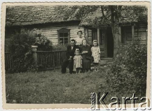 Przed 1939, Maldziuny, woj. wileńskie, Polska.
Rodzina Politów przed domem. 1. z lewej Antoni Polita.
Fot. NN, zbiory Archiwum Historii Mówionej Ośrodka KARTA i Domu Spotkań z Historią, udostępnił Stanisław Szylkin w ramach projektu 