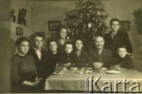 1942, Gniewań (Hniwań), Ukraińska SRR, ZSRR.
Świętowanie Nowego Roku w domu Józefa i Heleny Popel (siędza przy stole).
Fot. NN, zbiory Archiwum Historii Mówionej Ośrodka KARTA i Domu Spotkań z Historią, udostępnił w ramach projektu 